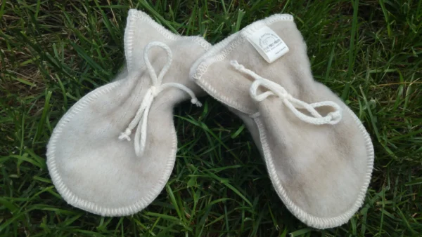 Organic Merino wool minimalist baby scratch mittens - Image 3